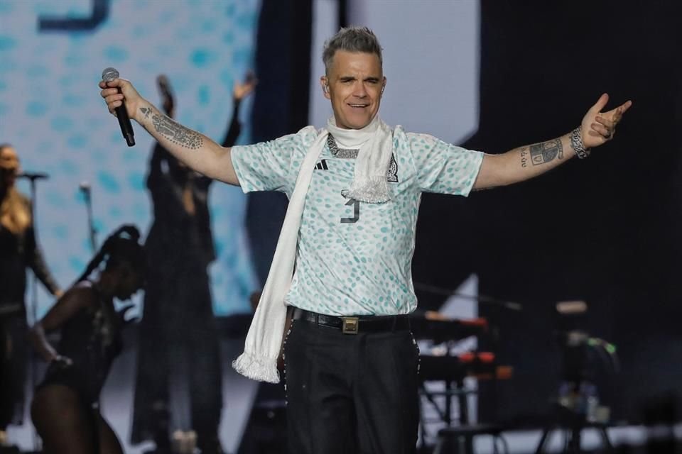 Robbie Williams causó furor entre su público mexicano al llevarlos en un viaje por su trayectoria musical en el festival Tecate Emblema.