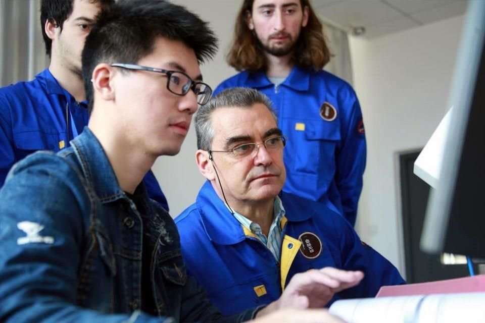 Un profesor de chino presenta equipos de mecatrónica a estudiantes y profesores portugueses en el Taller de Luban del Instituto Politécnico de Setúbal, Portugal.
