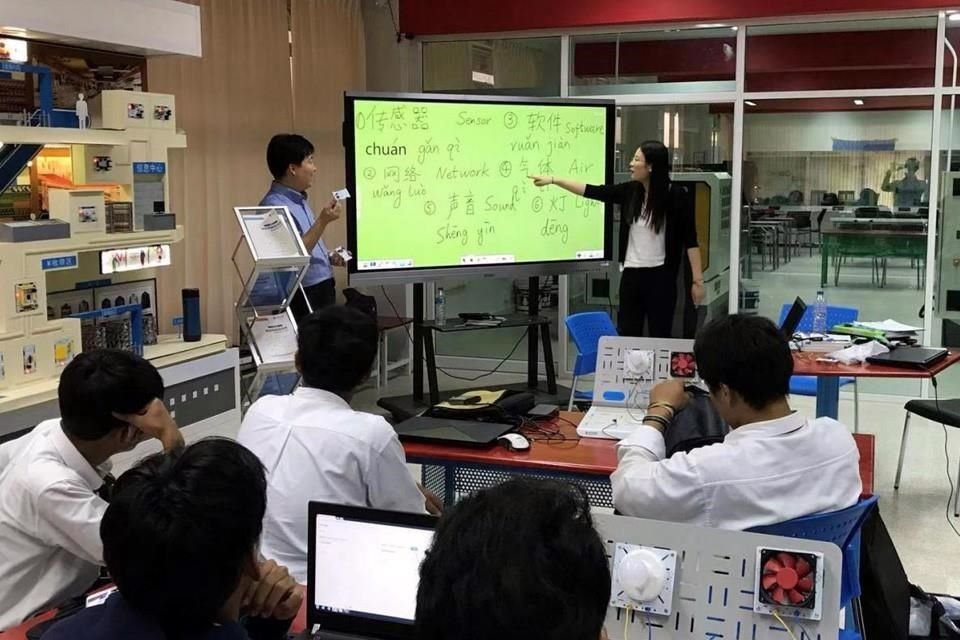 Estudiantes tailandeses aprenden Internet de las Cosas en un Taller de Luban el 20 de febrero de 2023.