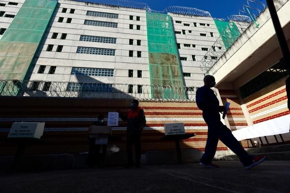 REFORMA atestiguó el inicio con la votación de  en el Centro Penitenciario de Tenancingo Sur, al sur del Edomex.