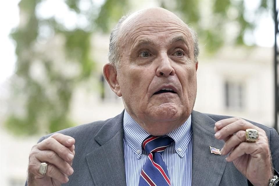 Una ex empleada de Rudy Giuliani,  ex abogado personal de Donald Trump, lo demandó de agresión sexual y otros delitos.