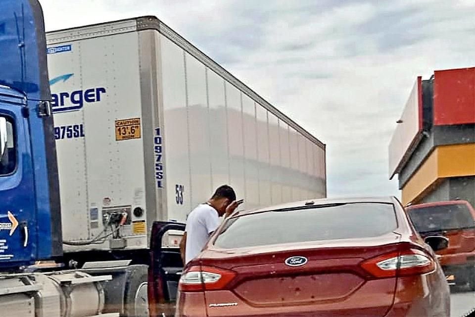 Informantes del crimen organizado interrogan a quienes llegan por carretera a Nuevo Laredo, Tamaulipas.