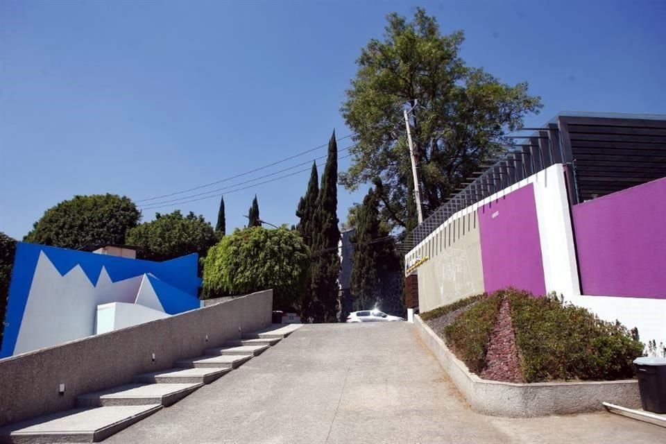 Algunos de los creadores invitados a participar en la intervención son Elena Climent, Carlos Jaurena, Cesar Martínez, Irma Palacios, Manuela Generali, Yoshua Okón, Roberto Turnbull y Barry Wolfryd.