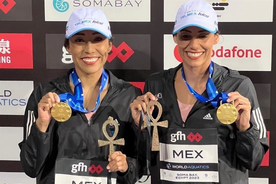 Nuria Diosdado (der.), capitana del equipo de natación artística, aclaró a AMLO que la Sedena no pagó el viaje para competir en Egipto.