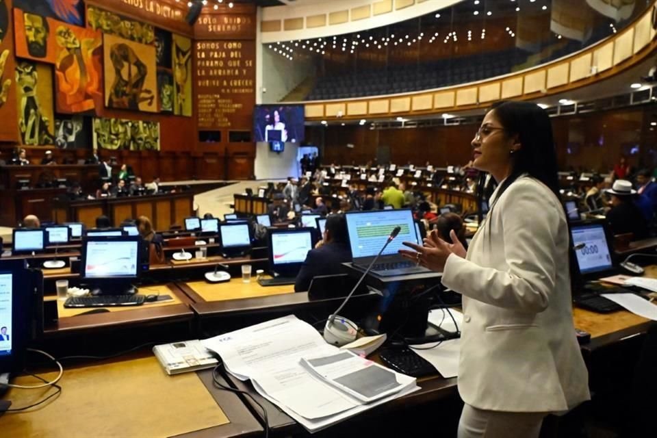 La asambleísta interpelante Viviana Veloz habla durante el juicio político contra el presidente de Ecuador Guillermo Lasso.