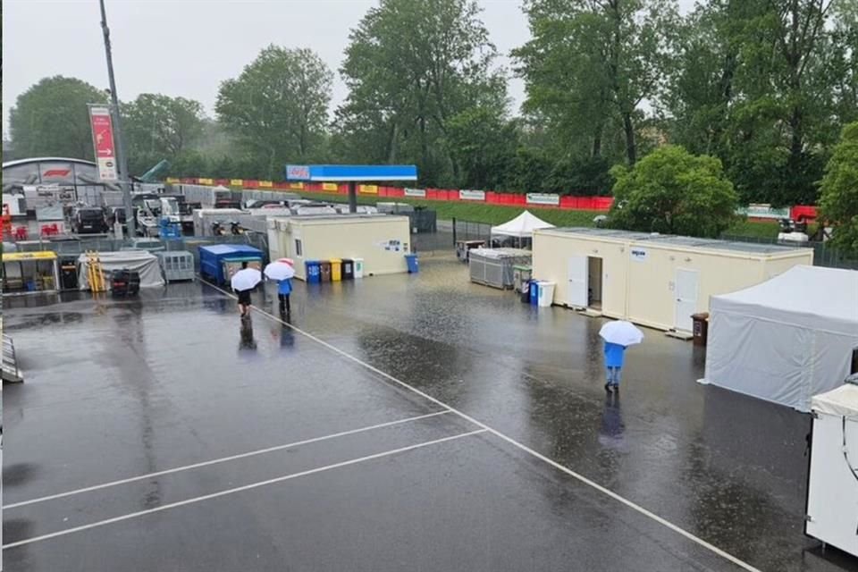 EL Autódromo Enzo e Dino Ferrari tiene algunas zonas cubiertas por agua.