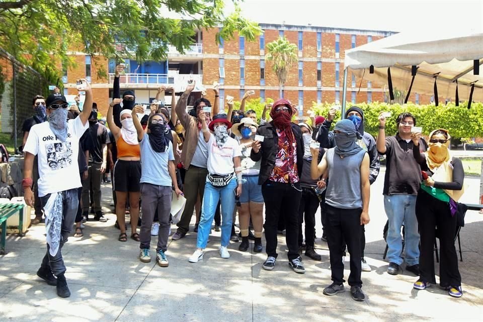 Estudiantes del CUCSH mantienen paro en las instalaciones del centro.