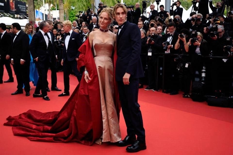 Uma Thurman vistió Christian Dior y joyas de Chopard, junto a su hijo Levon Roan Thurman, en la alfombra de 'Jeanne du Barry'.