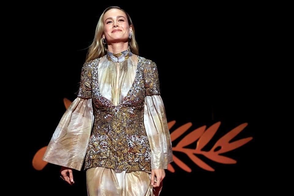 Brie Larson llegó con un conjunto dorado de la colección crucero 2023 de Chanel.