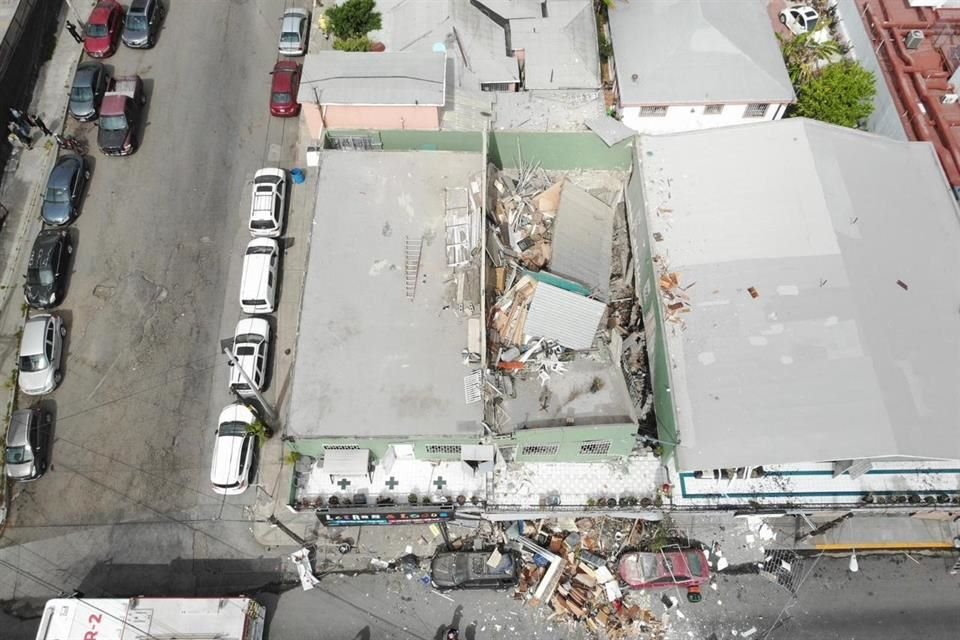 Una explosión en propiedad usada para locales comerciales y departamentos en el centro de Tijuana dejó 2 personas atrapadas y 24 lesionados.