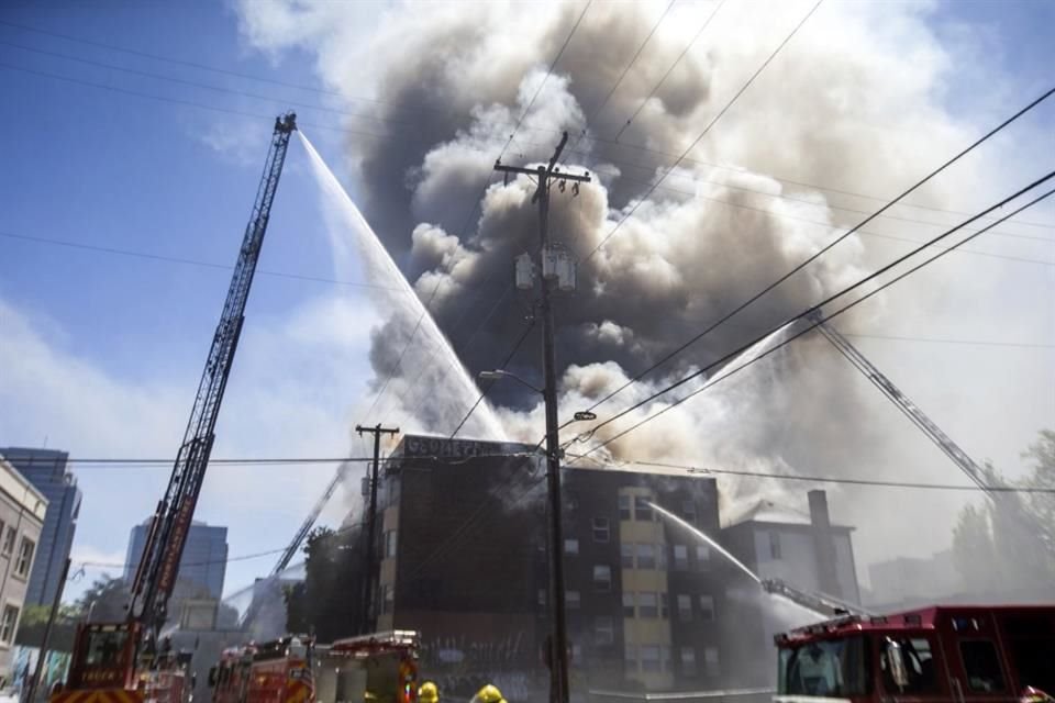 Bomberos de Portland combaten un incendio en un edificio de apartamentos en el centro de Portland, Oregon, el martes 16 de mayo de 2023.