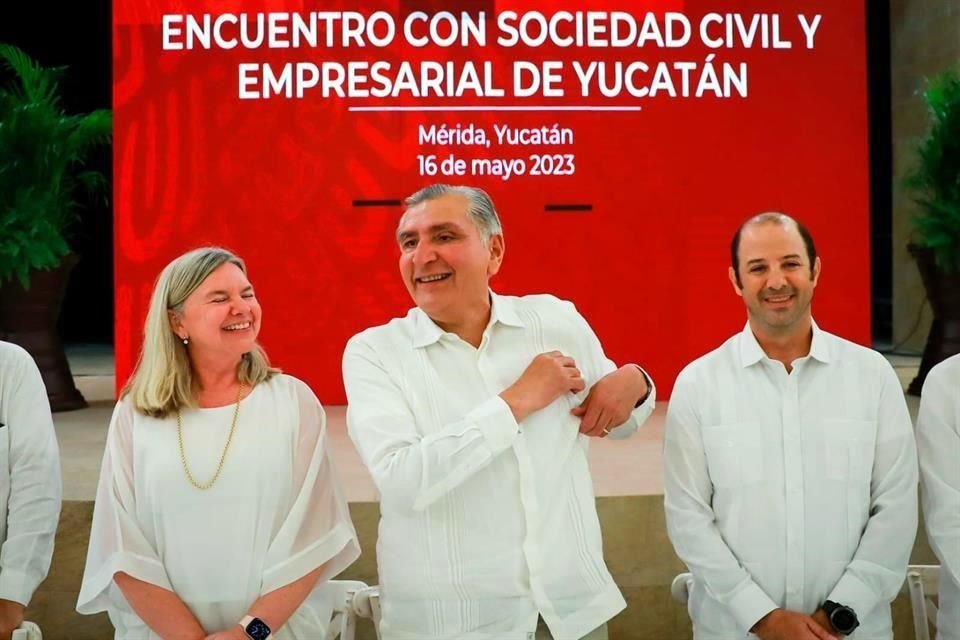 El Secretario de Gobernación dijo que las encuestas, que lo ubican en tercer lugar, mantienen la autoestima de quienes las financian