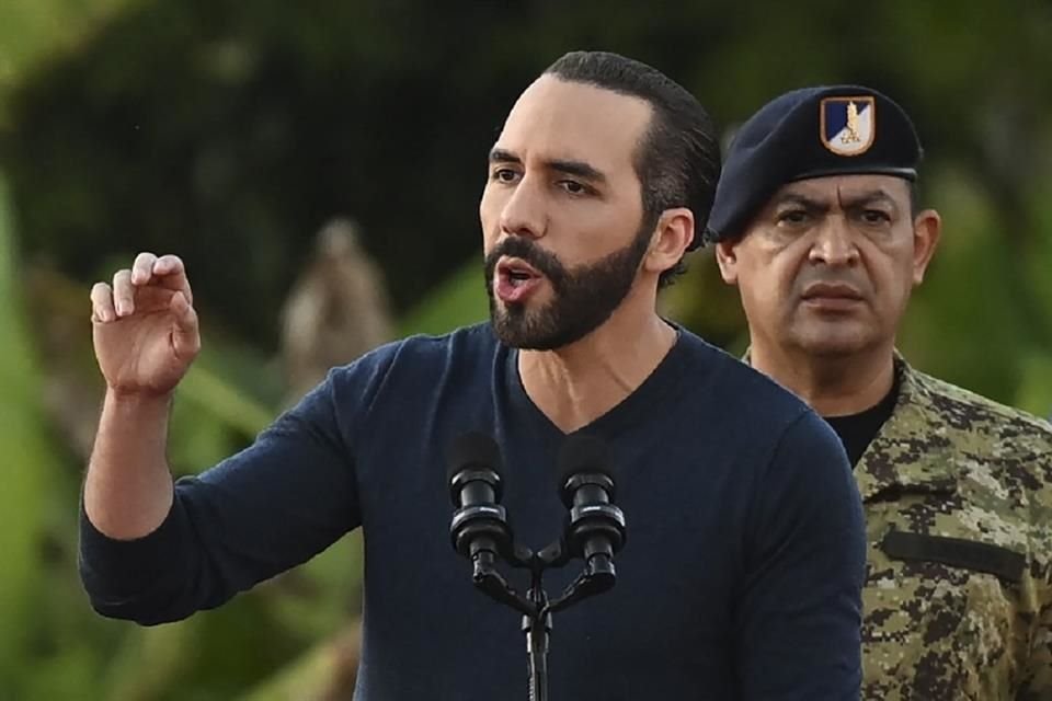 El Presidente de El Salvador, Nayib Bukele, prometió 'arrasar' con las violentas pandillas luego del asesinato de un policía.