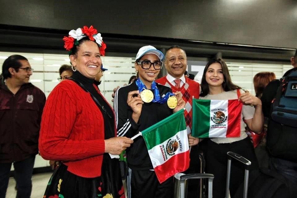 Familiares asistieron para recibir a las medallistas.