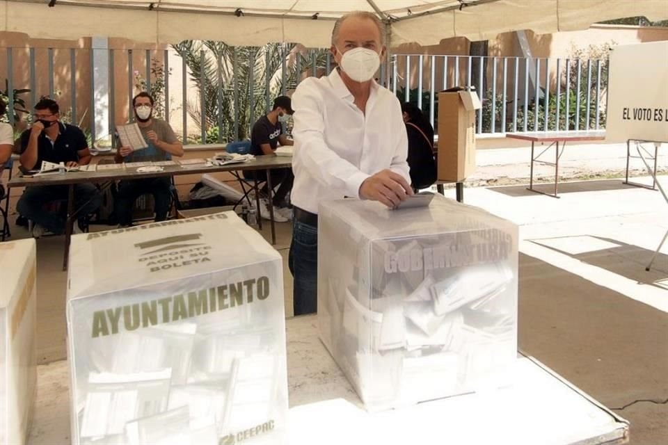 Gobernador Carreras durante la votación del pasado domingo.