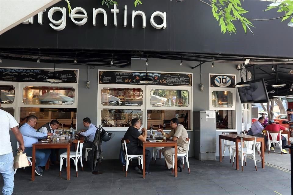 Los negocios en Av. Álvaro Obregón lucen con un poco más de vida, con comensales llegando a las mesas y esperando ser atendidos, una evolución frente a lo que se vio unos meses atrás.