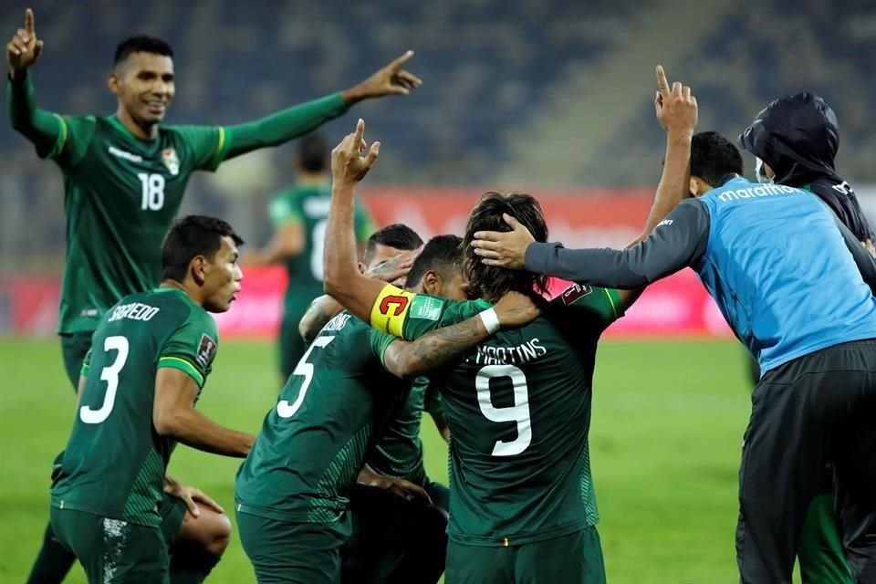 Marcelo Moreno Martins (9) de Bolivia celebra tras anotar contra Chile.