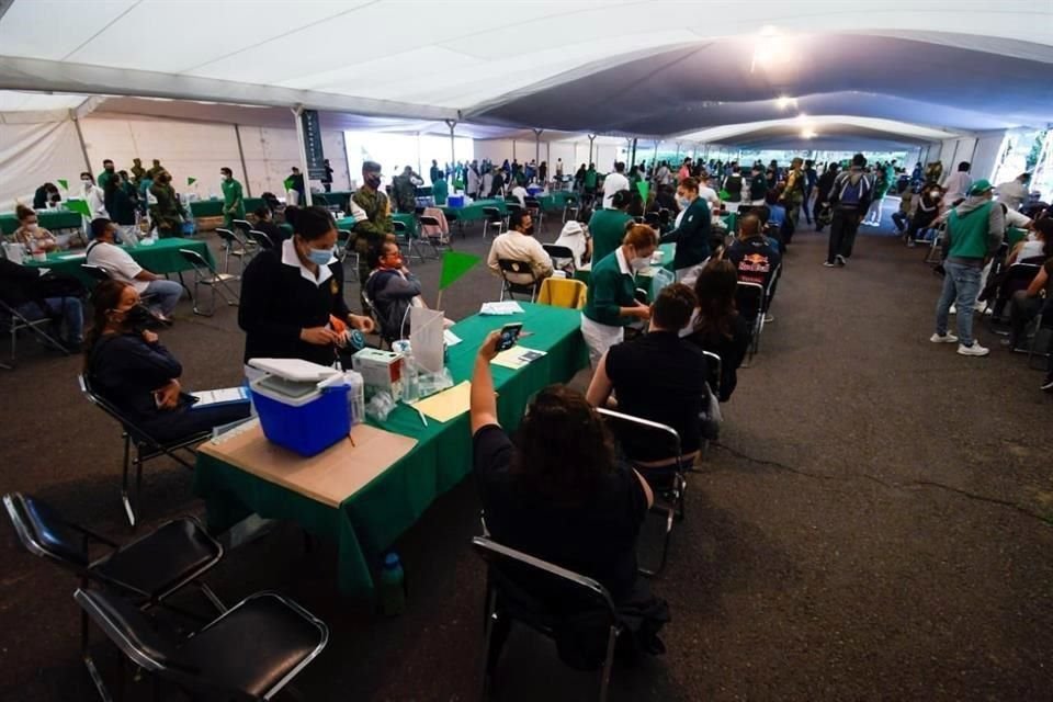 En el macropunto de vacunación ubicado en Campo Marte, los adultos comenzaron a ingresar alrededor de las 8:00 horas.