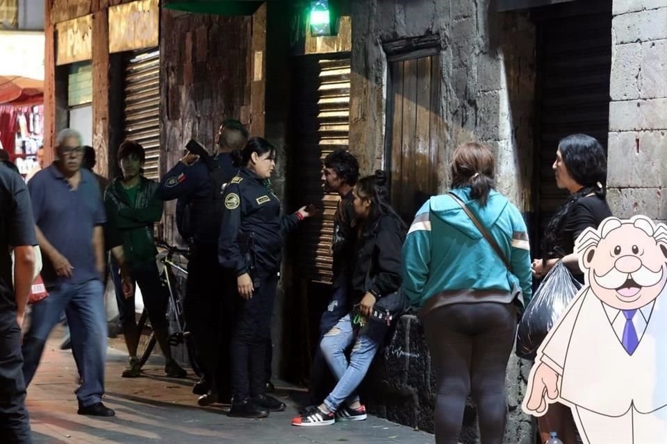 Meseros de un bar a un costado de la Iglesia de San Hipólito agredieron a un joven con una discapacidad y a su familia.