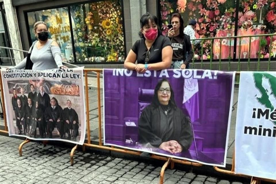 Ciudadanos a favor de la Ministra Norma Piña armaron un contra plantón en la SCJN y convocan a una marcha en defensa de la Corte.