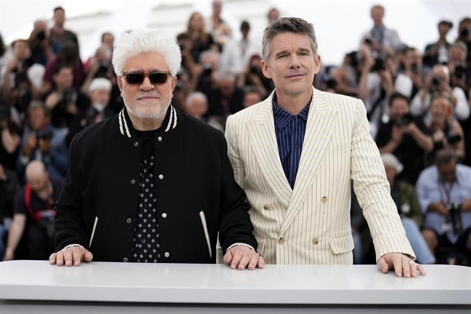 Pedro Almodovar y Ethan Hawke posan para la presentación de la cinta'Strange Way of Life' en Cannes.