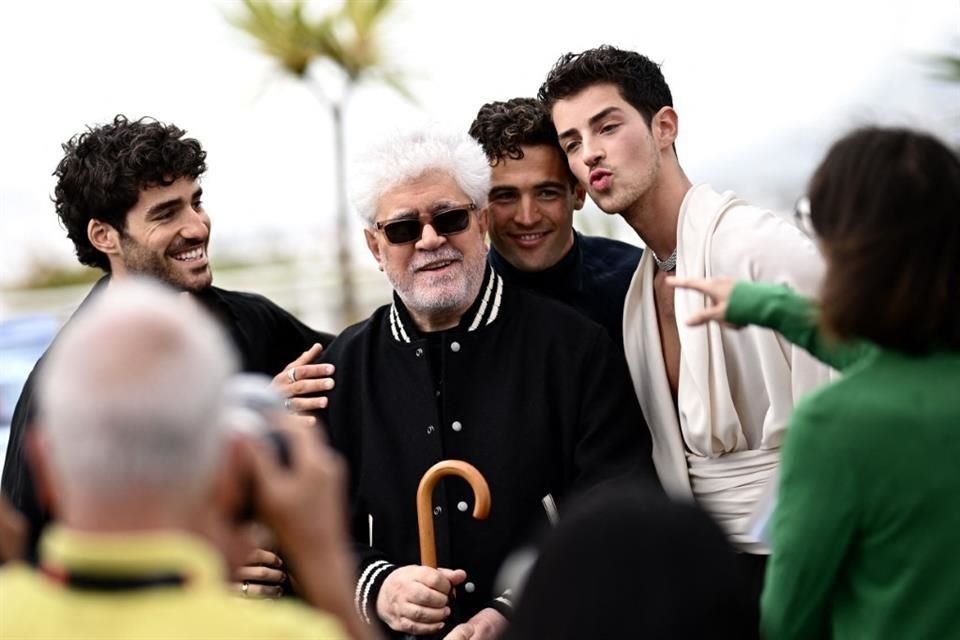 El director Pedro Almodóvar posa con actores de su nueva cinta 'Extraña Forma de Vida' que presentó en Cannes.