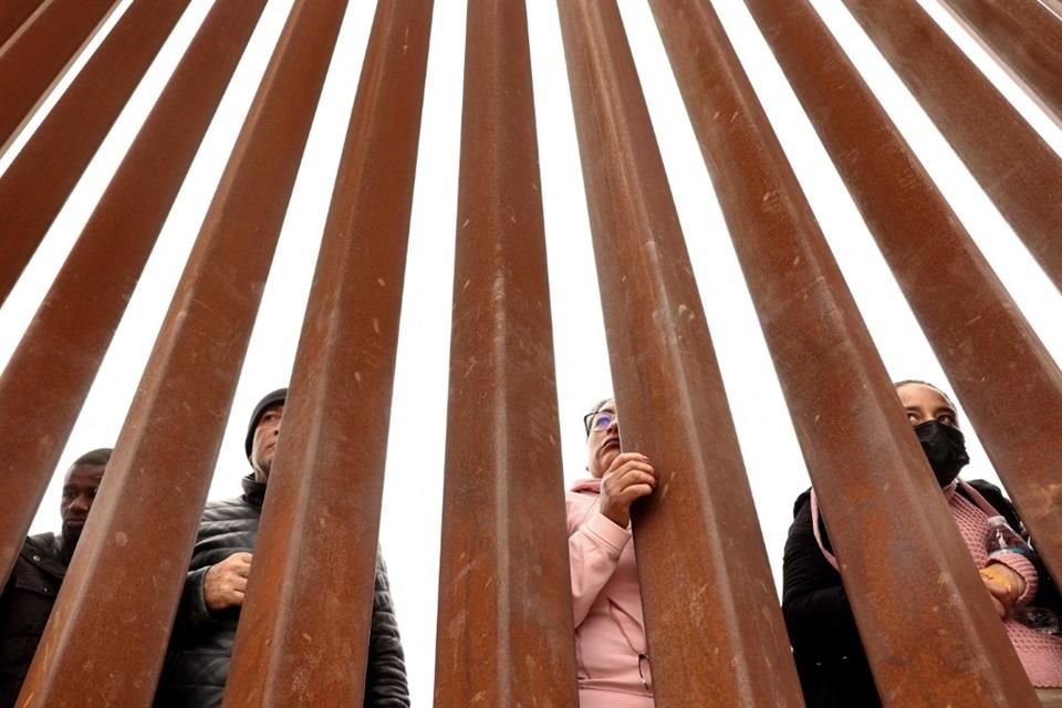 Migrantes que buscan asilo esperan en la frontera entre México y Estados Unidos, el 13 de mayo del 2023.