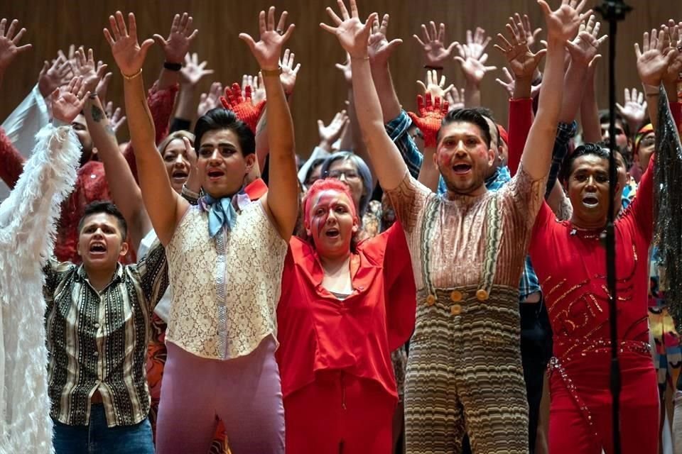 En la Sala Silvestre Revueltas del Auditorio Ollin Yoliztli, decenas de parejas de la comunidad LGBT bailaron por primera vez danzón incluyente.