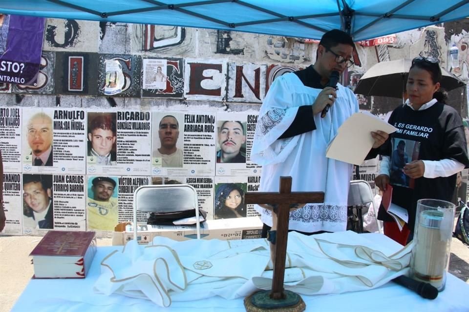 Familiares de personas desaparecidas pegaron losetas con datos de sus seres queridos y luego celebraron una misa en Glorieta Niños Héroes.