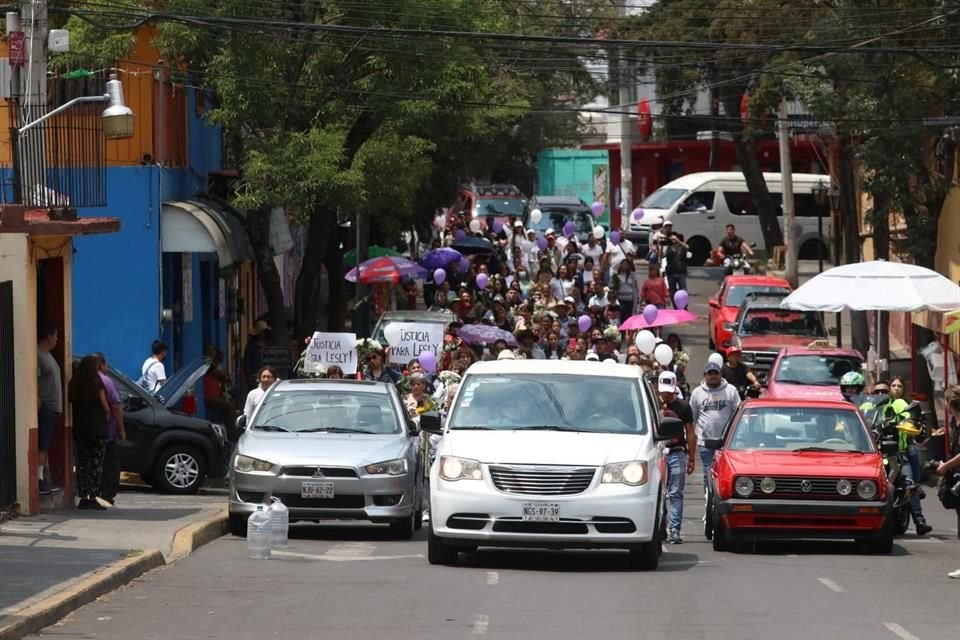 Al filo de las 13:00 horas, el cortejo fúnebre partió hacia el panteón Jardín, donde se llevó a cabo el sepelio.