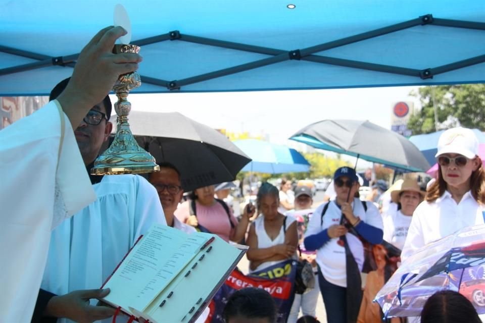 Familiares y colectivos de personas desaparecidas, participaron en una misa en la Glorieta de los Niños Héroes.