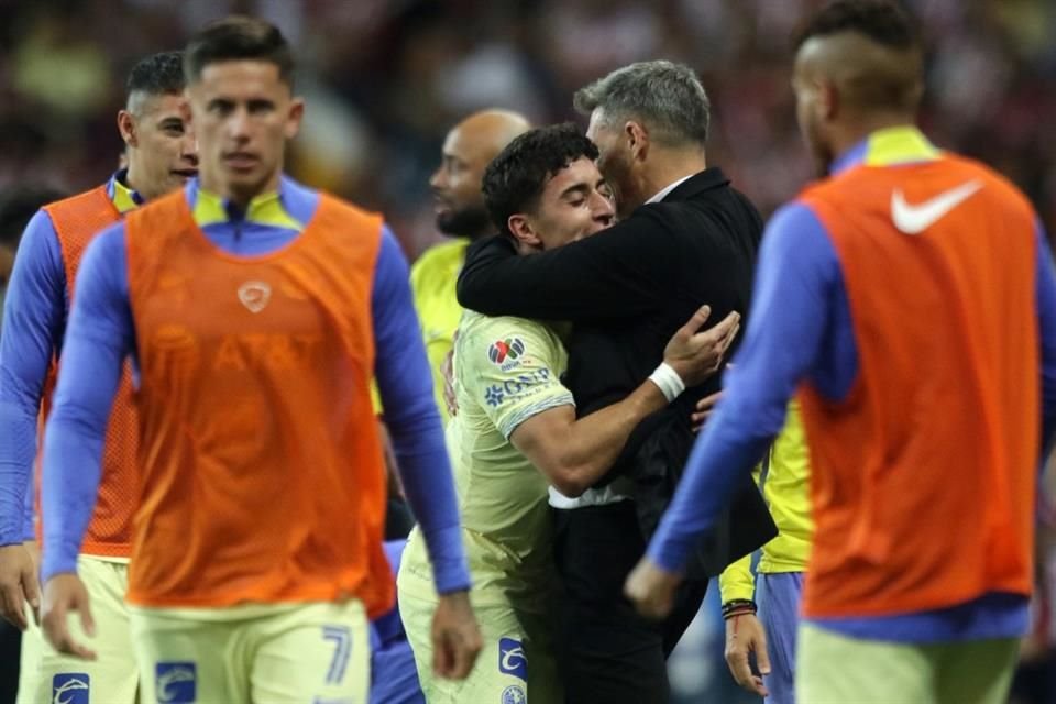 El abrazo entre Zendejas y Ortiz tras el gol.