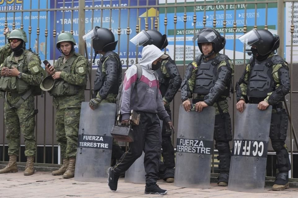 Militares resguardaron la Asamblea Nacional de Ecuador, en Quito, tras el decreto de disolución del Presidente Guillermo Lasso.