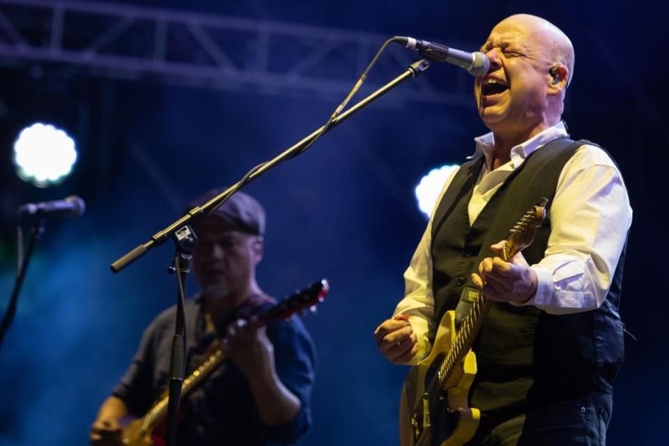 La banda estadounidense, Pixies, rockeó mucho y habló poco en su presentación en el Teatro Metropólitan, con lleno total.