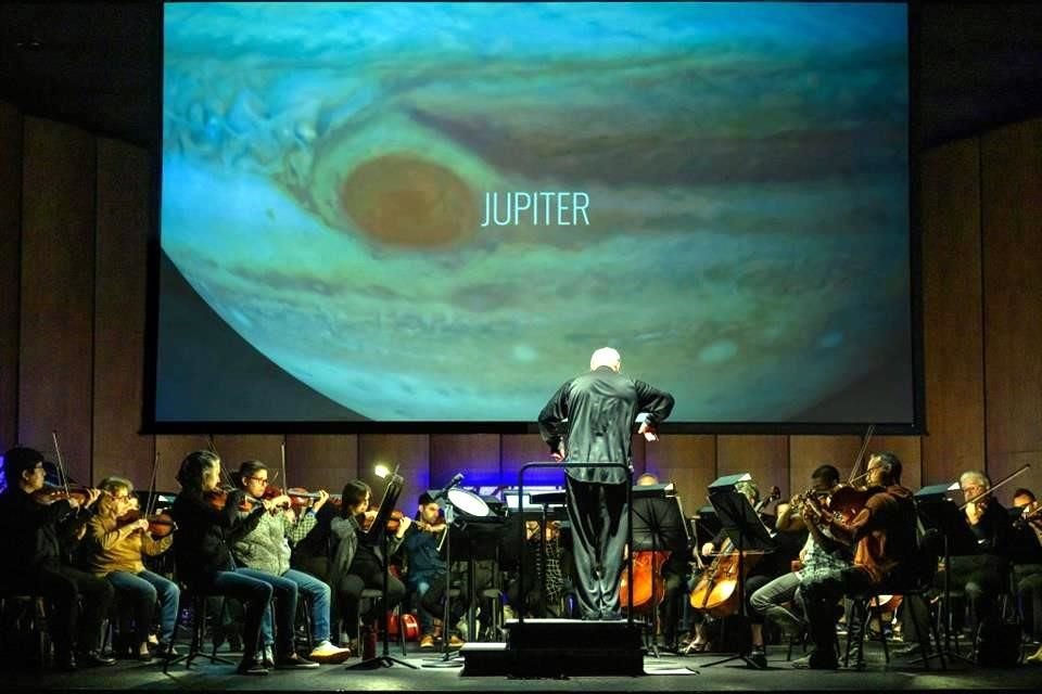 Mientras la Orquesta Filarmónica Nacional, dirigida por Piotr Gajewski, ejecuta la pieza, se proyectan las imágenes recién captadas por la NASA.