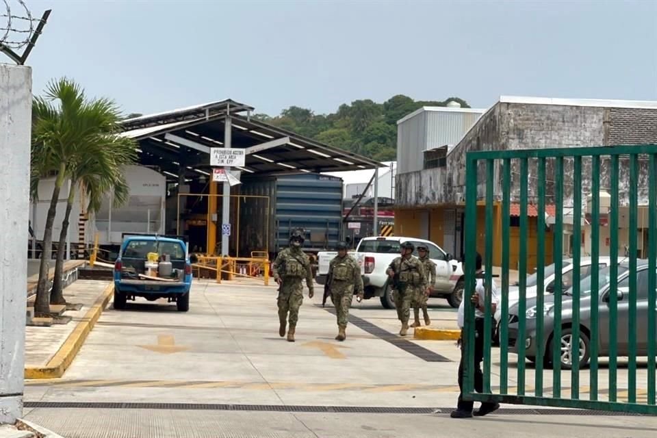 La Secretaría de Marina tomó este viernes el control de Ferrosur en Coatzacoalcos.