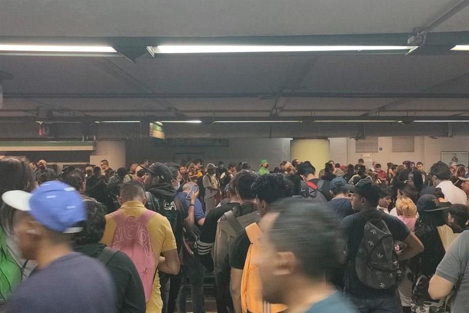 El tiempos de espera para abordar un tren es de 30 minutos.