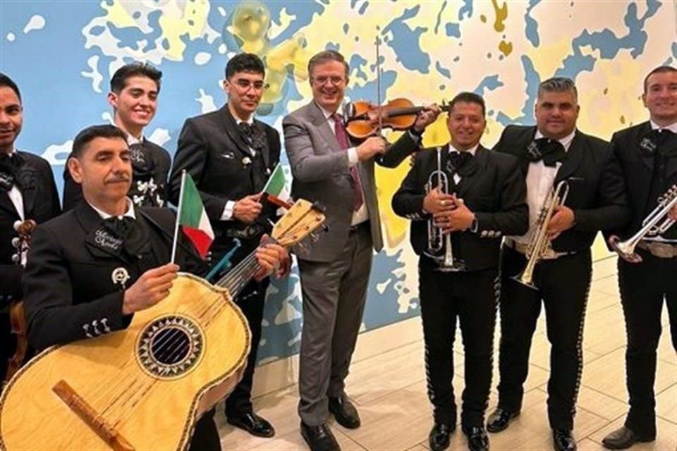 En Denver, Colorado, Ebrard asistió a la ceremonia de la repatriación del 'Monumento 9'.