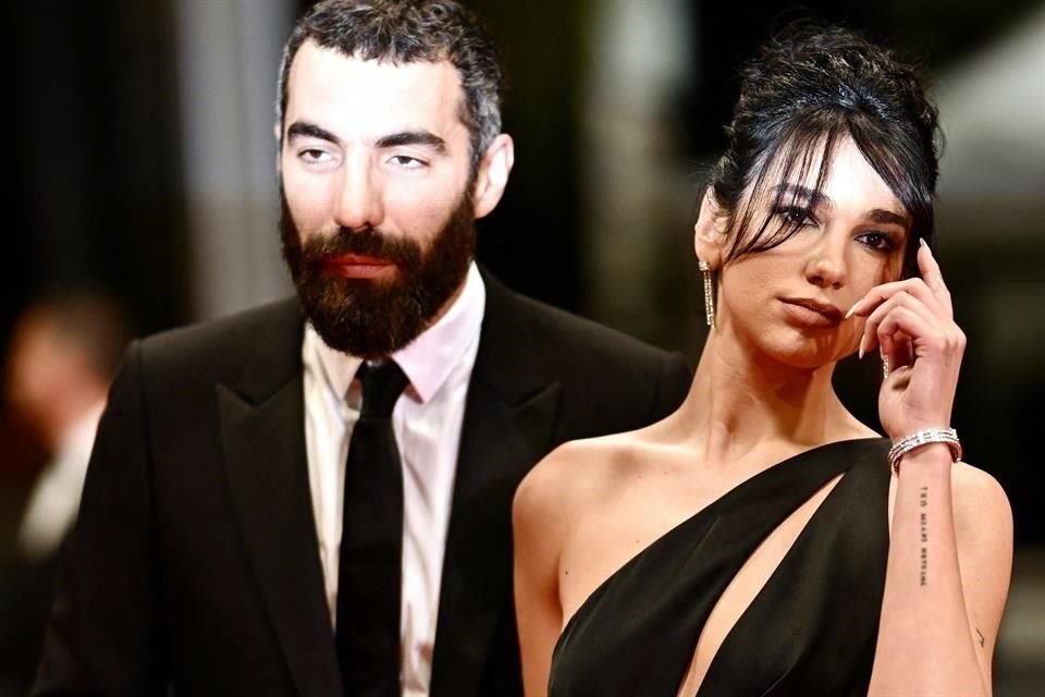 Dua Lipa lució radiante en el estreno de Omar la Fraise en el Festival de Cannes, al que acudió junto a su pareja el director Romain Gavras.