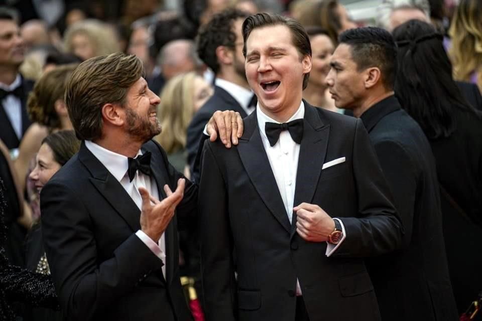 El presidente del jurado, Ruben Ostlund, y Paul Dano miembro del mismo caminaron por la alfombra.