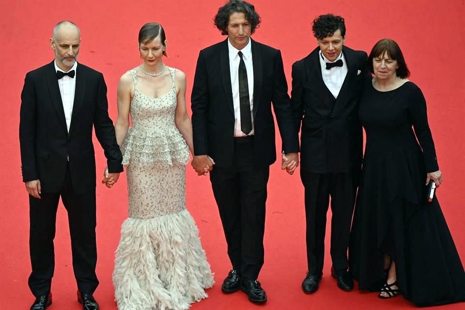 El elenco de The Zone Of Interest y su director  Jonathan Glazer disfrutaron de la alfombra roja.
