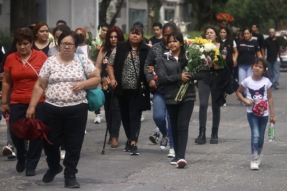 Los asistentes al panteón recordaron a la joven de 22 años con canciones y le dejaron flores.