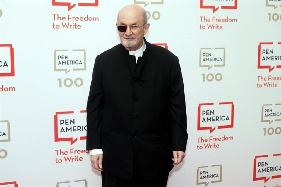 El autor Salman Rushdie recibió el Premio PEN Centenary Courage durante la gala literaria. Su presencia no había sido anunciada.