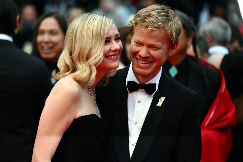 Kirsten Dunst y Jesse Plemons tomaron la noche con mucho humor.