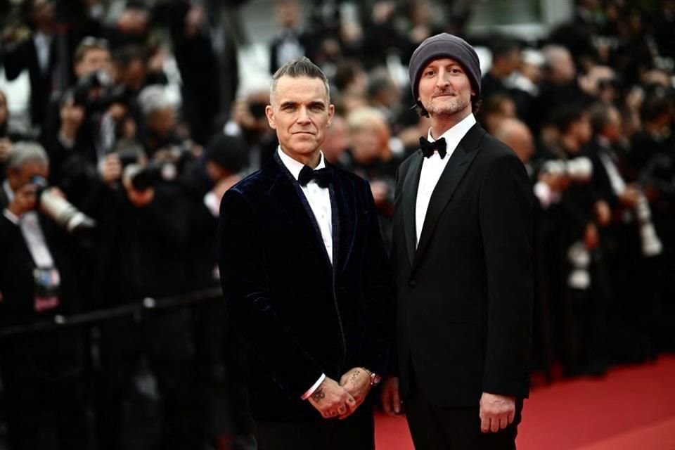 El cantante Robbie Williams llegó junto al director Michael Gracey para la proyección de 'Killers of the Flower Moon'.