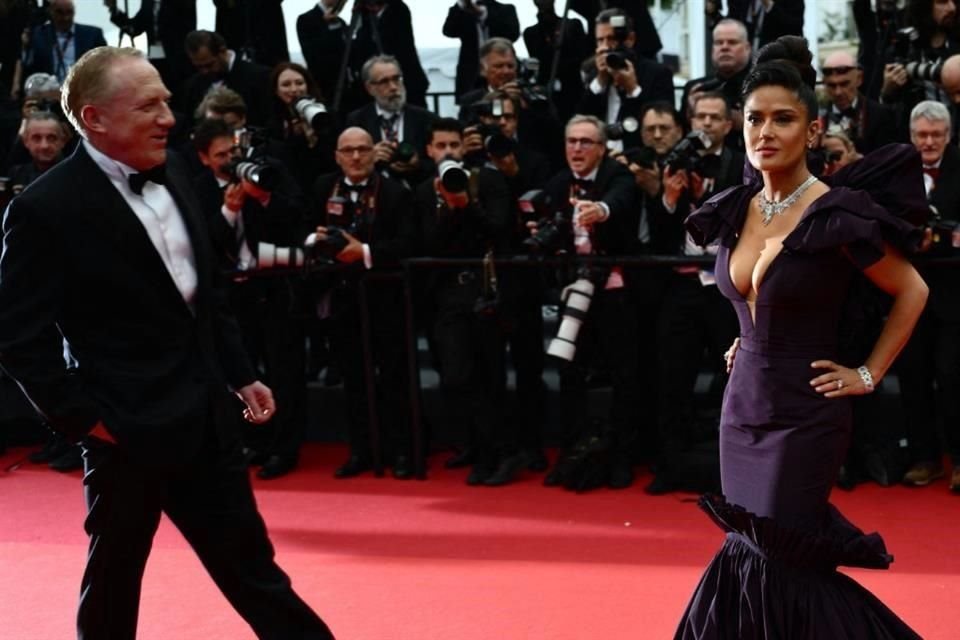 Salma Hayek y su esposo Francois-Henri Pinault posaron así a su paso por la alfombra de 'Killers of the Flower Moon'.