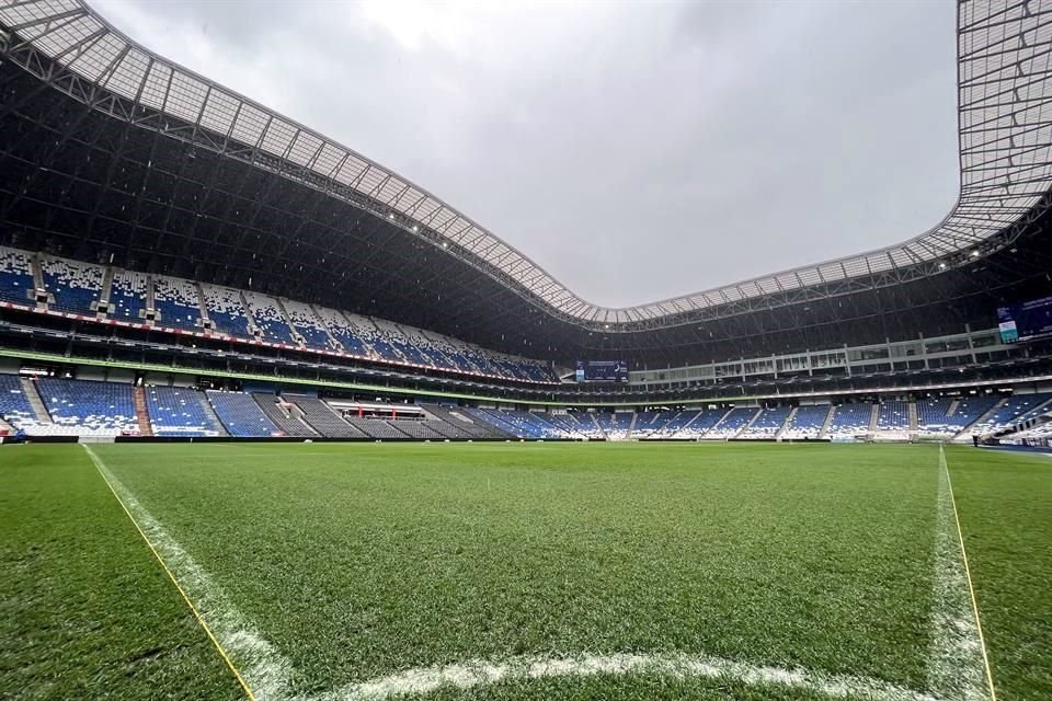 Pese a que hay ciertos charcos al rededor de la cancha, el rectángulo verde de juego se ve en buenas condiciones.