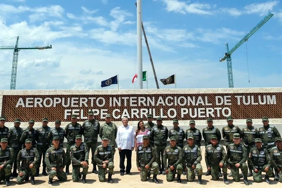 El Presidente López Obrador se tomó fotos con militares que construyen el Aeropuerto de Tulum.