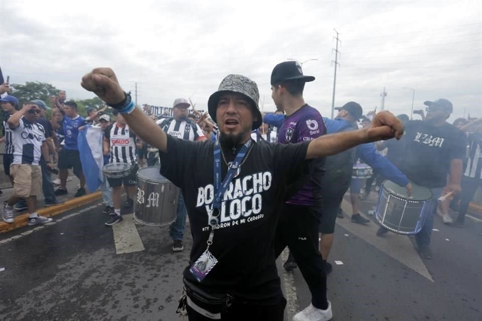 El color afuera del Gigante de Acero para recibir a los Rayados.