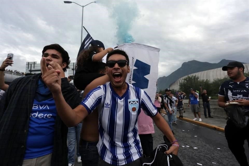 El color afuera del Gigante de Acero para recibir a los Rayados.